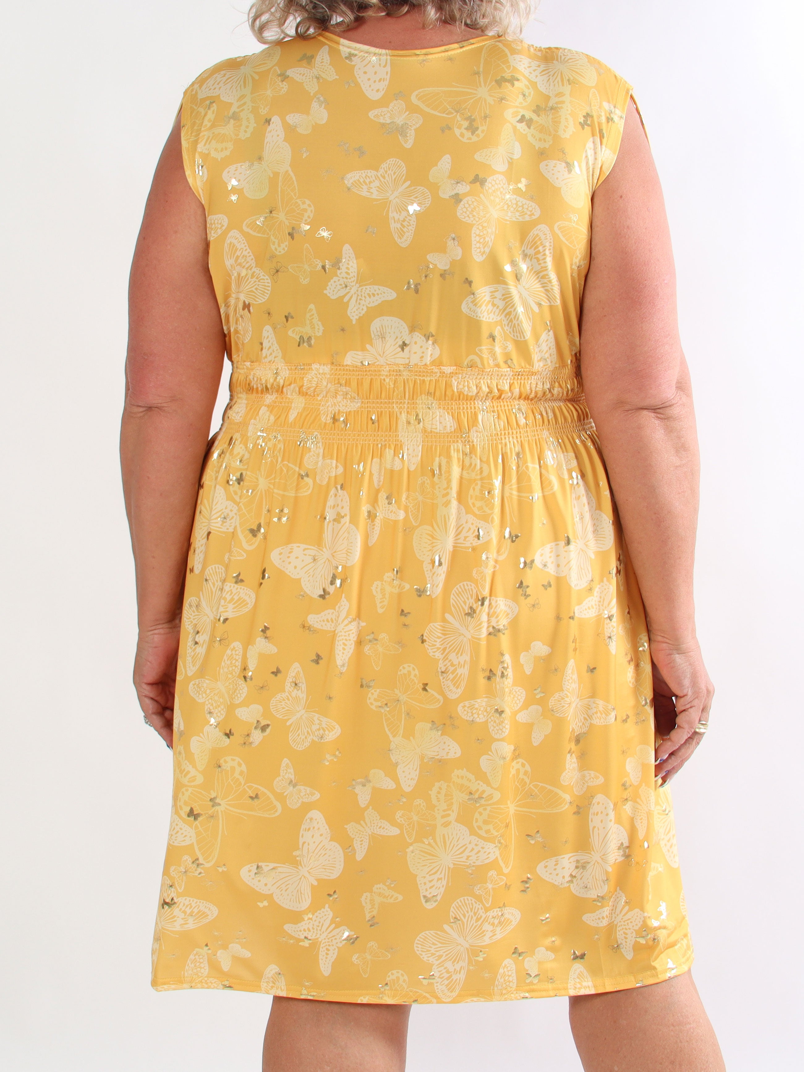 Pams Butterfly Sleeveless Short - Plus size kjole med sommerfugleprint og smock i livet